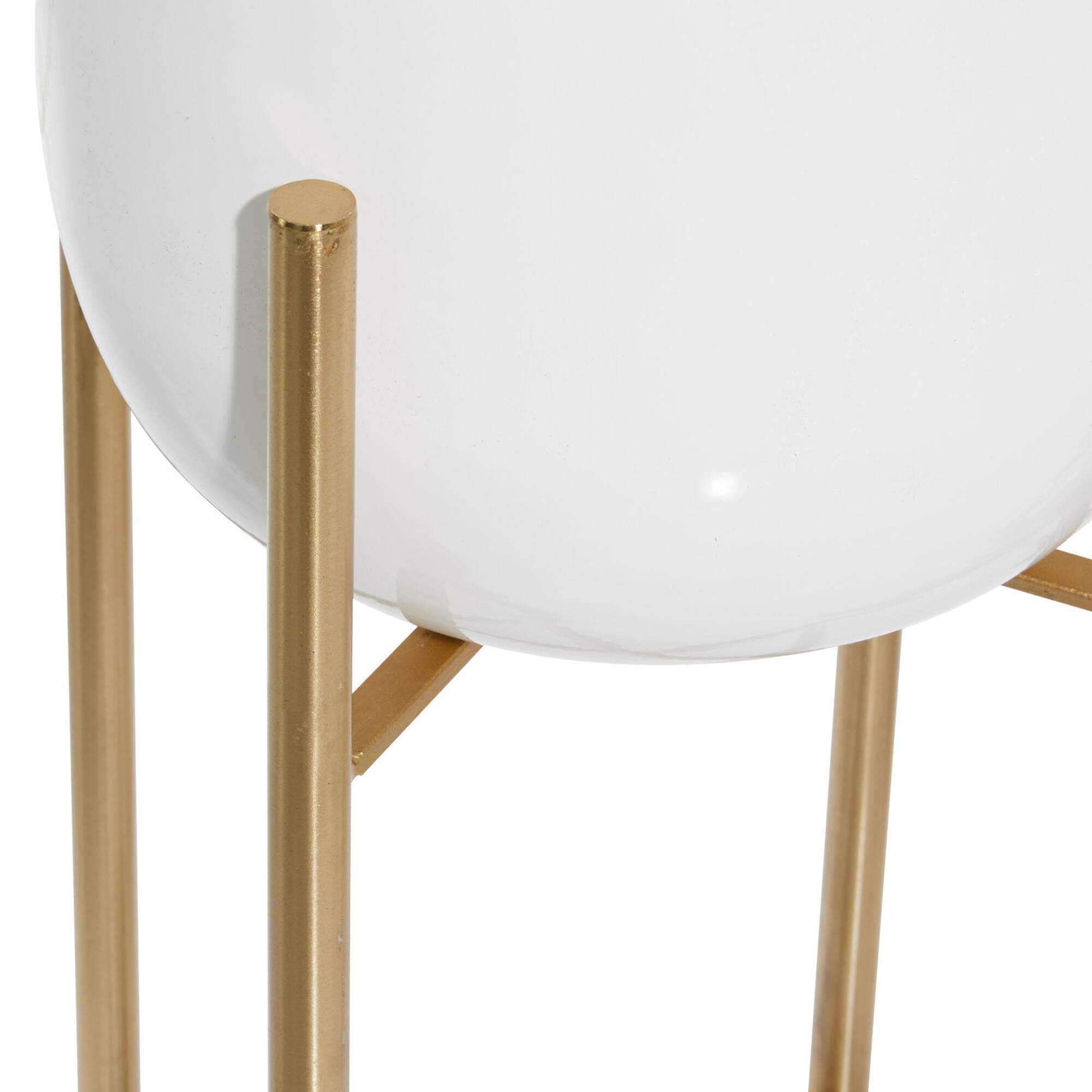 CosmoLiving by Cosmopolitan Set of 2 White Metal Contemporary Planter, 20", 22"